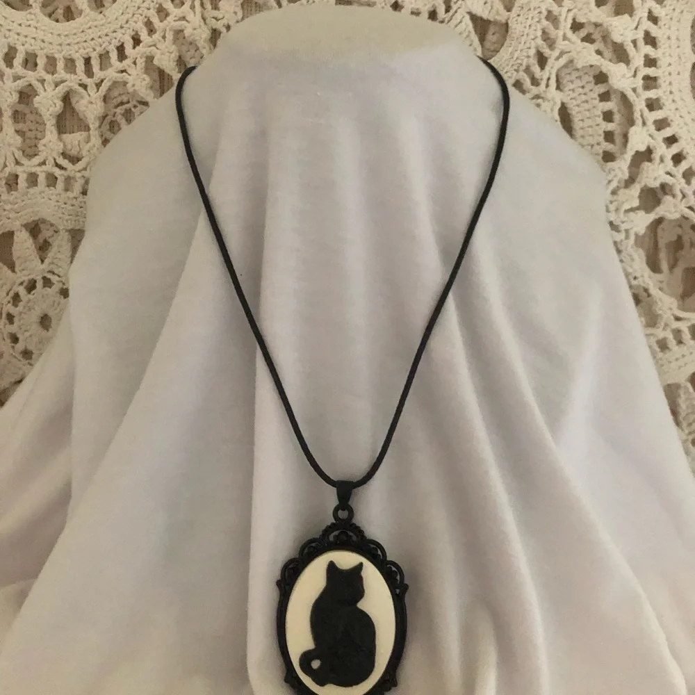 NWT Black Cat Silhouette Pendant Necklace - Classic Cat Jewelry